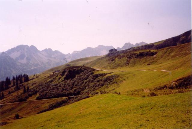 Blick von  der Terasse der Alpe auf die Fellhornbahn, dahinter von links nach rechts Alpgrundkopf (2176m), Schafalpenkopf (2320m), Hammerspitzen (2259m)Louis