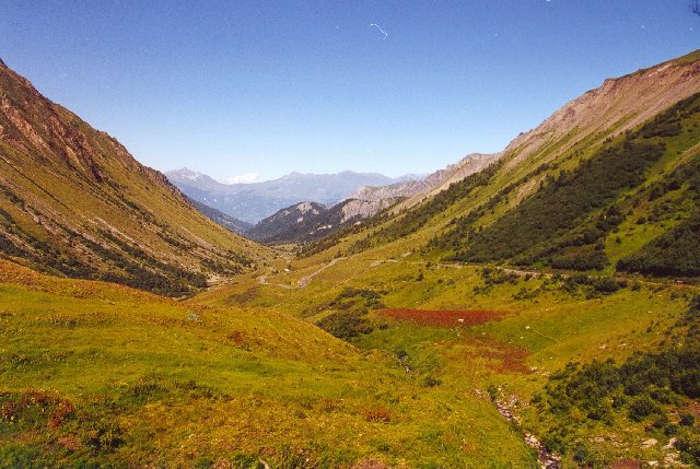 Die Nordrampe des Glandon mit Sicht auf den Madeleinesattel vor dem Mont BlancSommertour 2000
