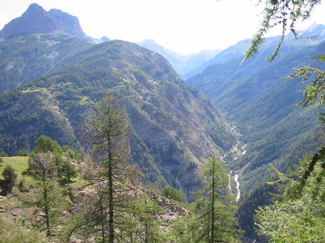 die Aussicht auf den unteren Teil der Nordauffahrt zum Col de la Cayolle.