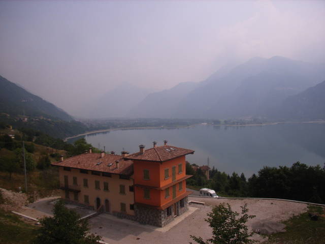 Kurz nach dem Abzweig auf die SS669 in Richtung Passo Croce Domini sieht man Ponte Caffaro am Nordufer des Lago d'Idro liegen.