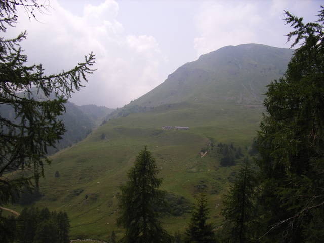 Hinter dieser nun links liegenden Bergnase befindet sich der Hochpunkt
__[Galetto di Cadino|438] und der dahinter liegende Passo Croce Domini.