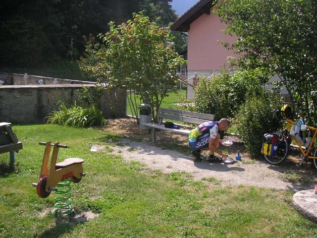 Kurz vor Martigny im Schweizer Rhonetal machen wir Pause auf einem Spielplatz.