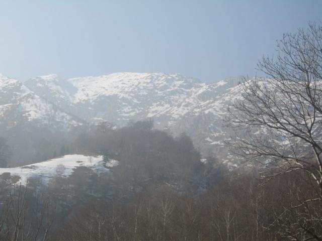Winterliche Bergwelt - die Aussicht auf die Tessiner Berge oben in Cortaccio.