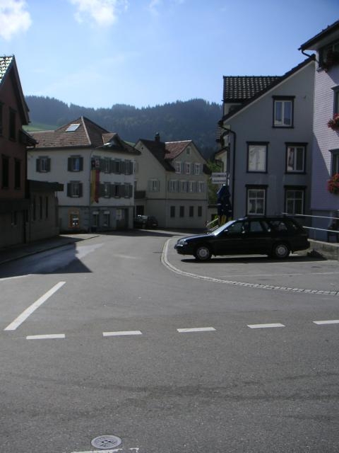 In Oberegg geht es zunächst flach durchs Dorf, bevor die Nordrampe nach St. Anton beginnt.