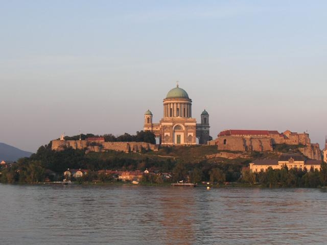 Von der Grenzbrücke aus sehen wir die Festung von Esztergom in der Abendsonne.
