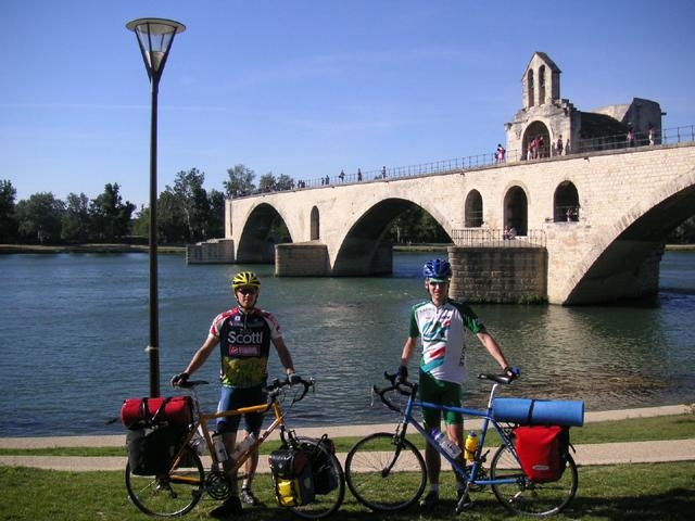 An der berühmten "Pont d'Avignon" beginnen wir unsere Tour. Etwa 2500 Kilometer liegen vor uns.