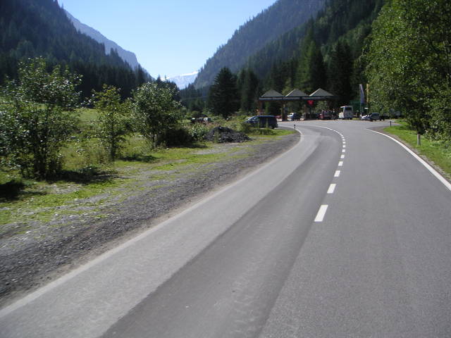 Die Mautstation an der __[Kaunertaler Gletscherstraße|99] - Radfahrer frei.