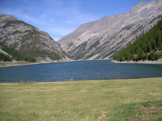 Aus Livigno f&uuml;hren 3 Stra&szlig;en - eine f&uuml;hrt am Lago del Gallo entlang zum Stra&szlig;entunnel nach Punt la Drossa.
