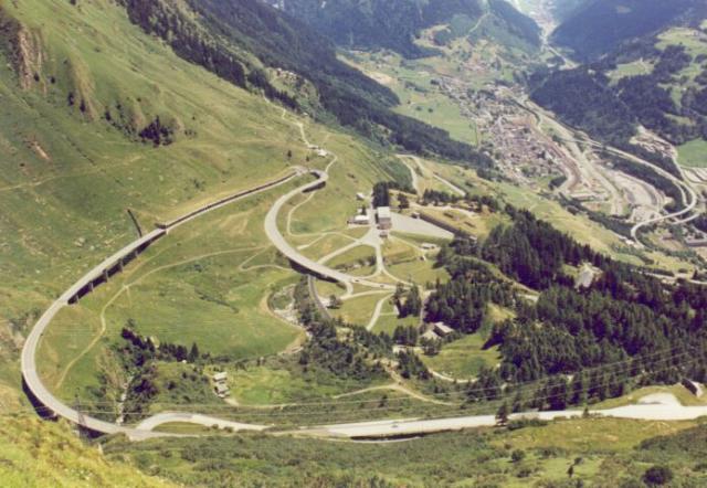 Auf der S&uuml;drampe des Gotthardpasses blicken wir hianb auf Airolo.Tour en France 2003Gunnar Albrecht