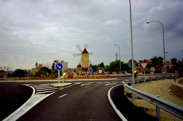 Der Kreisel mit der Windmühle vor Sineu, aus Richtung Maria de la Salut aus kommend.
