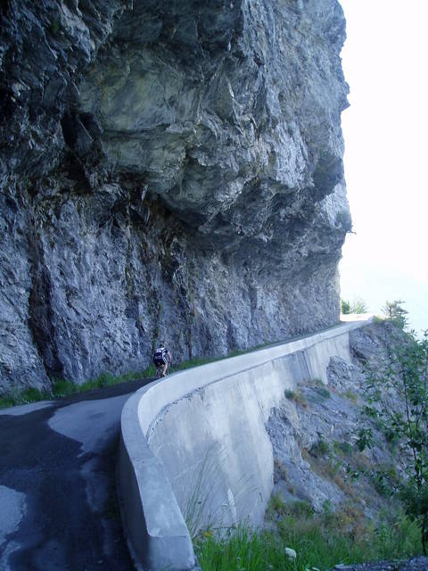 Im exponierten Steilstück auf halber Strecke von Montvernier zum Col de Chaussy.