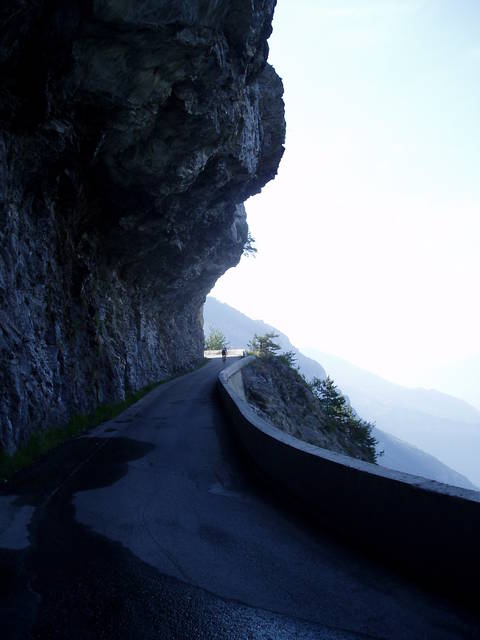 Felsüberhänge im exponierten Steilstück auf halber Strecke von Montvernier zum Col de Chaussy.