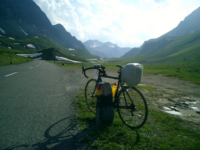 Der Albulapass - mein Rad und der Pass haben sich geliebt, das war wohl auch der Grund, warum sich mein Rad beim bergauf fahren so schwer vom Berg l&ouml;sen konnte.Senza Fine 2003Manfred Schneider