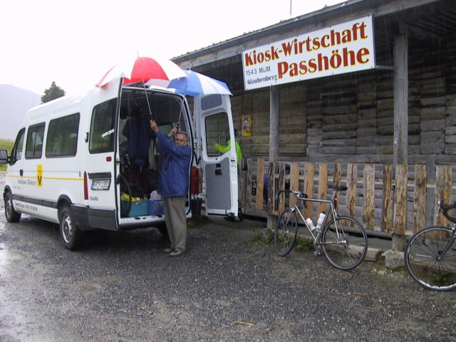 Walter schützt sich am Glaubenbergpass vor dem Regen.Sommertour 2001