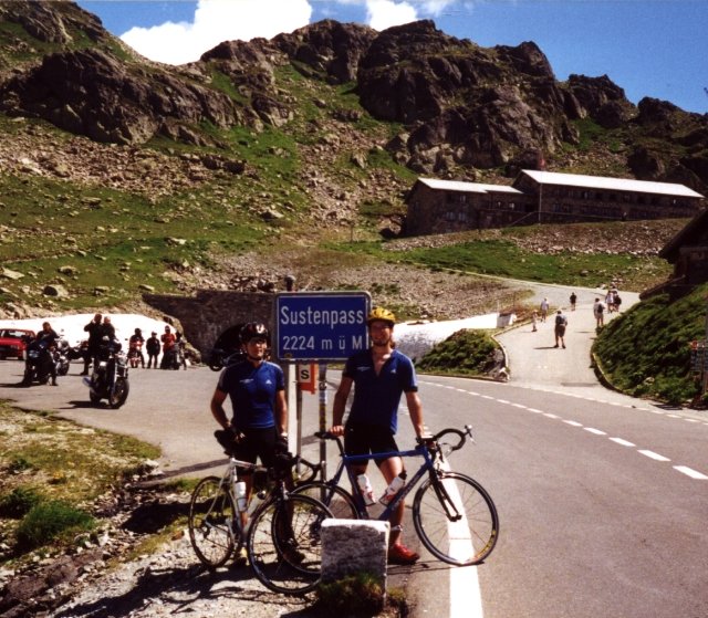 Andy und Jan am Passschild des SustenpassesZentralschweiztour2001