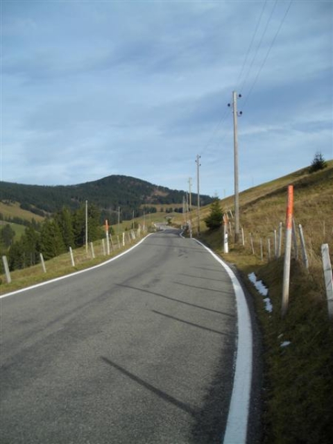 Flachstück kurz vorm Schlussanstieg der Westauffahrt. Im Hintergrund erscheint die Passhöhe. November 2006