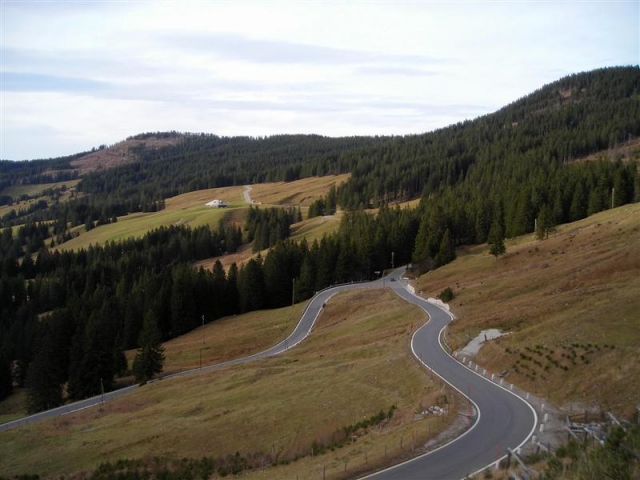 Blick zurück auf die letzen Kehren des Schlussanstieges in der Westauffahrt. Geradeaus mündet die Zufahrt aus Schwarzenbühl ein. November 2006