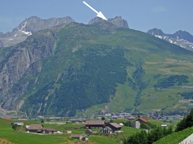 06 Blick von Hospental zum Stöckli(2440m).