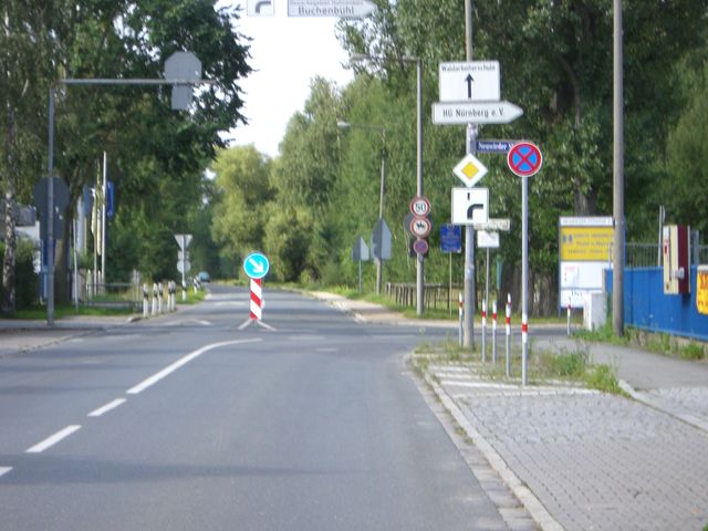 Südanfahrt von Nürnberg-Ziegelstein: In Ziegelstein folgen wir rechts der Vorfahrtsstraße
