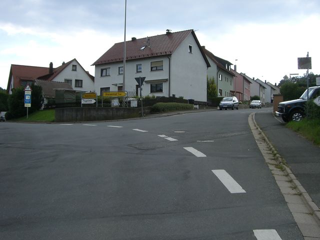 In Rödlas biegt man rechts ab Richtung Gleisenhof.
