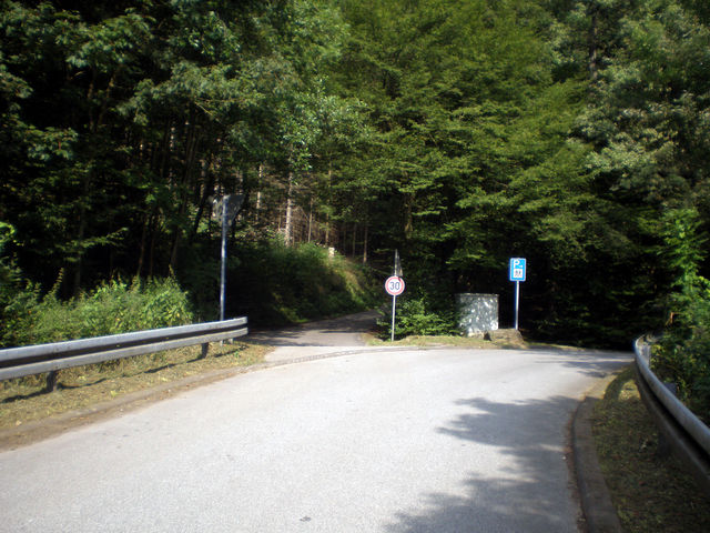Links die Einfahrt nach Neumühle am Wanderparkplatz.