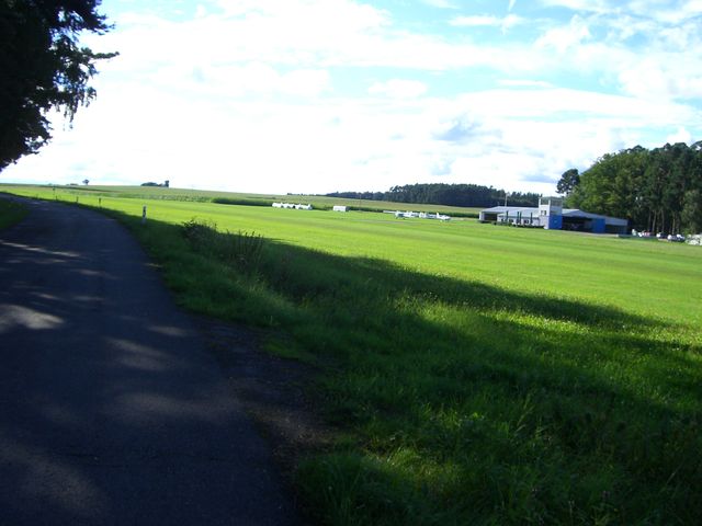 Ostanfahrt von Bruckberg: Der Flugplatz rechts. 