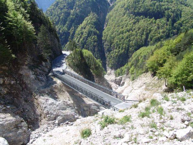 Notbrücke im Bereich des Erdrutsches.