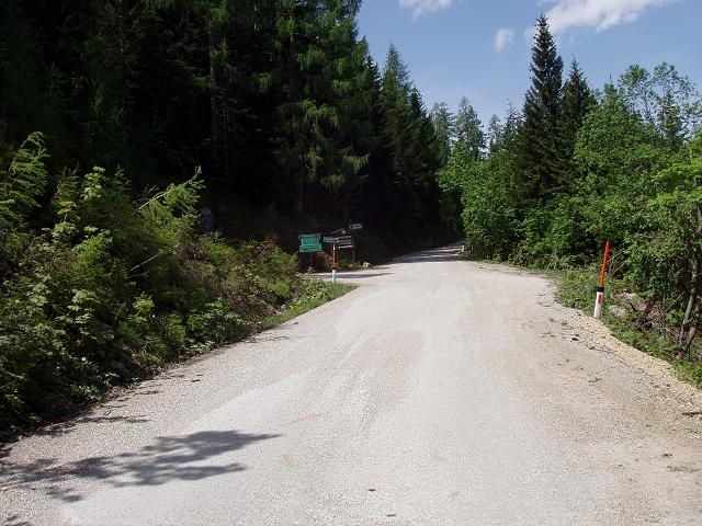 Kreuzung - Links zur Edtbauernalm, rechts zum Berghotel.