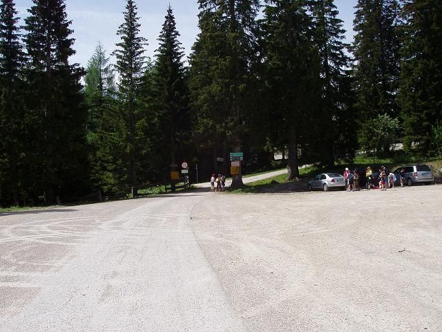 Nochmals Parkplatz - hinter den Bäumen führt die letzte Rampe zum Vorplatz des Berghotels.