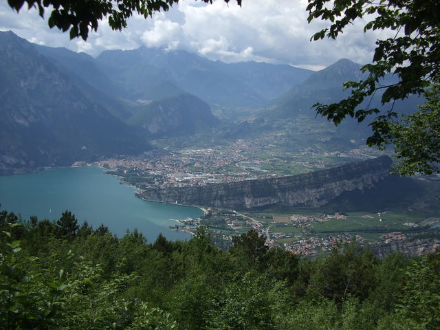 Blick auf Riva, die Sichel des Monte Brione und Torbole.