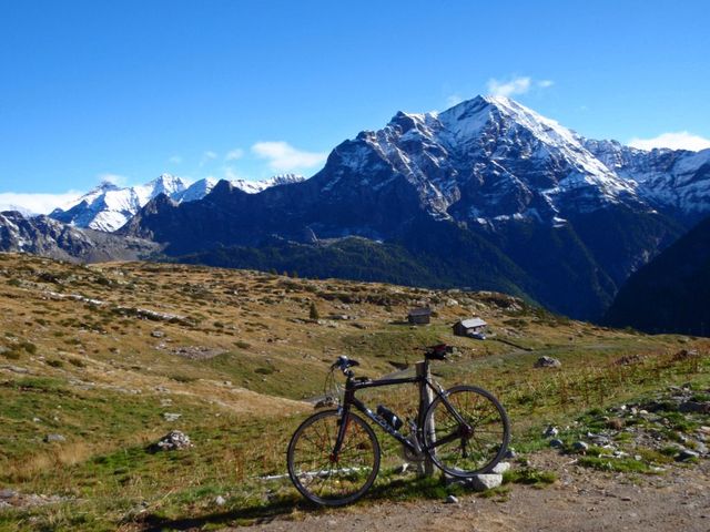 auf der Alpe di Cava(2005m) mit Piz di Strega(2912m).