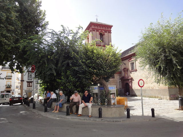 Etwas später in Güejar Sierra bei Variante 1: Links der Kirche führt die kleine Straße weiter Richtung Veleta.