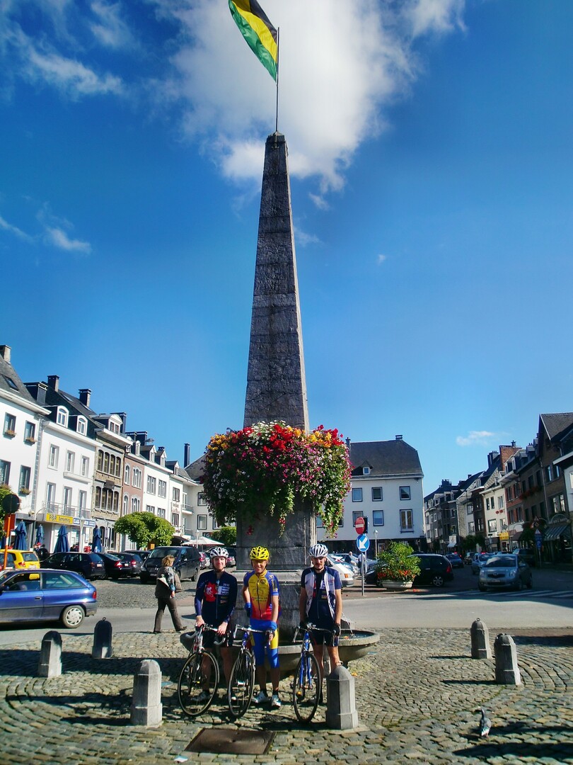 Abschlussphoto vor dem Obelisken im Zentrum von Malmedy