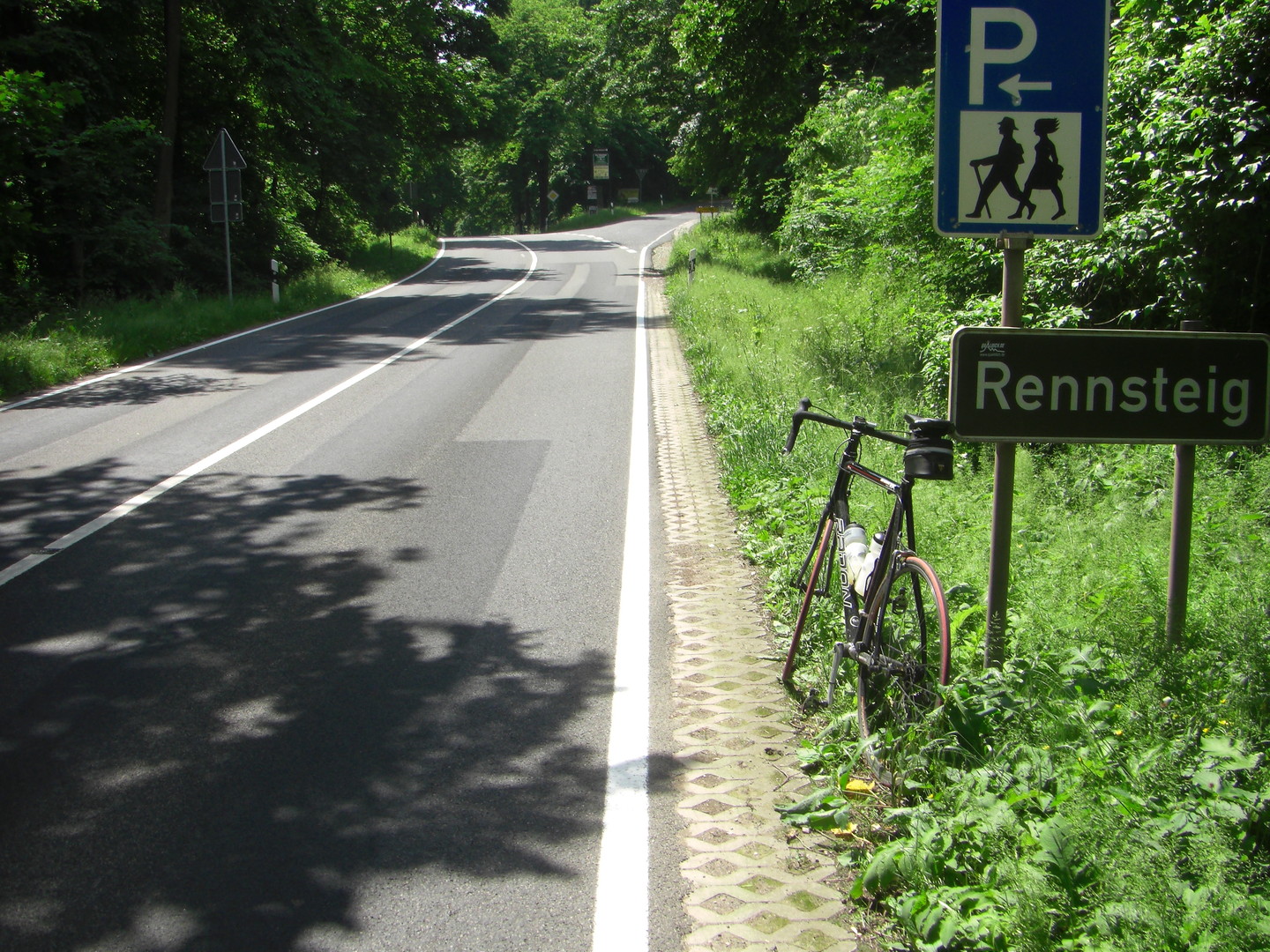Passübergang Vachaer Stein von Norden gesehen. Rechts geht es nach Clausberg und zum Hütschhof.