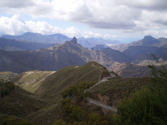 Blick von der Paßhöhe über den Barranco de Tejeda zum Roque Bentayga.