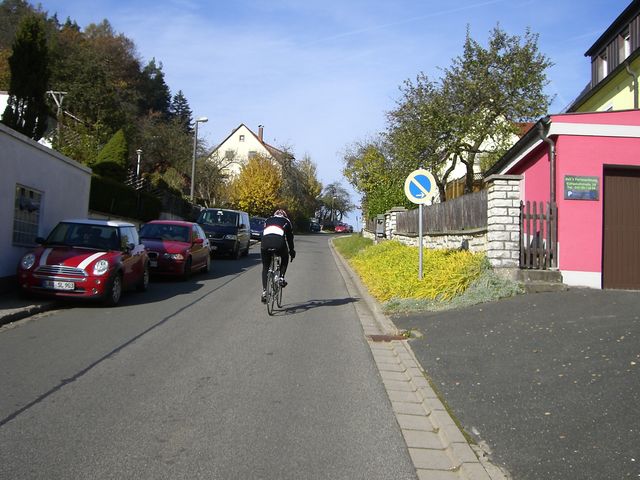 Ostauffahrt von Hüttenbach: Vorbei an den Ausläufern.