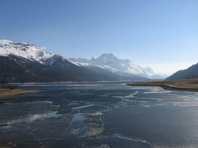 Ein ungewohnter Blick - im See treiben noch Eisschollen.