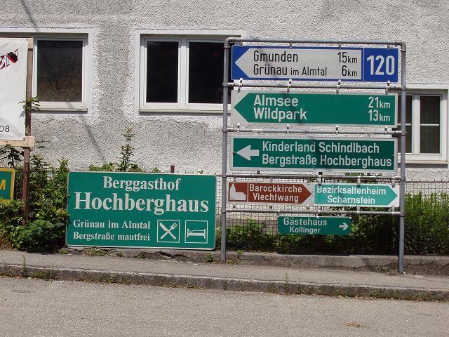 Bereits in Scharnstein wird das Hochberghaus angekündigt.