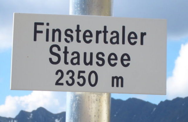 Passschild
Die Mauerkrone wird jedoch mit 2325 m Höhe angegeben
