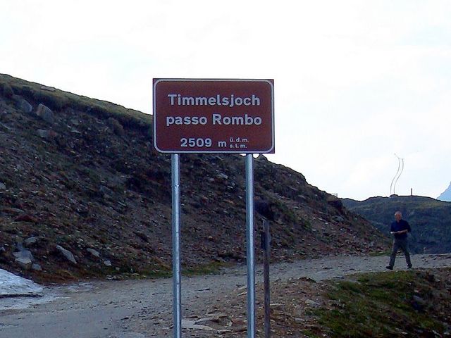 Nordrampe - Passschild der italienischen Seite.