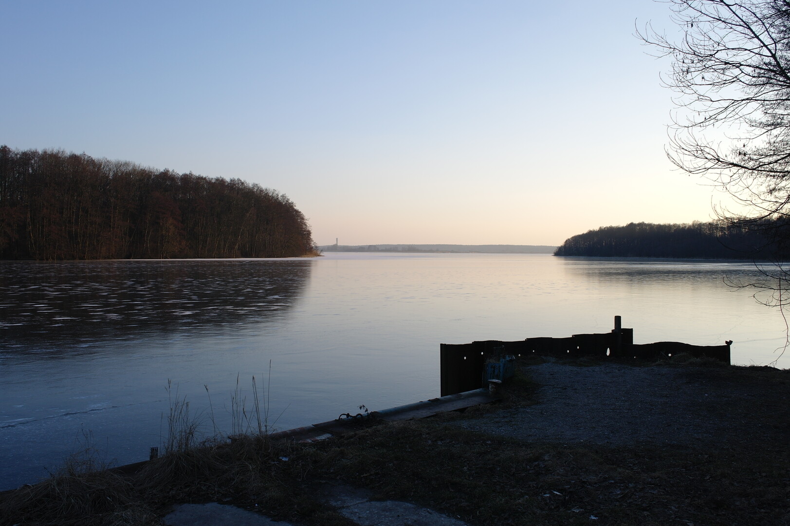 Zum Rangsdorfer See, schön vereist.
Auch hier sieht man den Fernsehturm auf dem Kumberg östlich von Glienick.