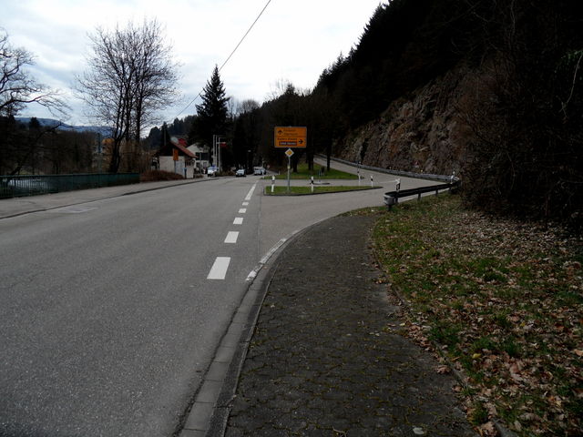 hier beginnt die Auffahrt zu Schloss Eberstein