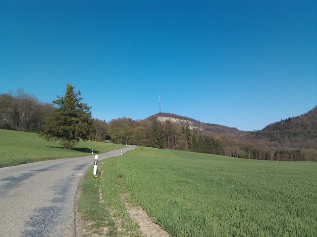 Südanfahrt mit Geissberg im Hintergrund (7. April 2011)