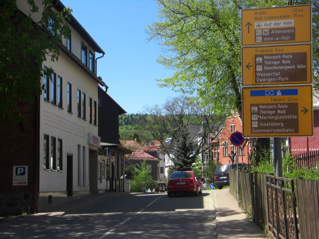 An dieser Kreuzung beginnen die Auffahrten zum Großen Inselsberg (rechts), Dreiherrenstein (geradeaus) und zum Wiebach (zurück).