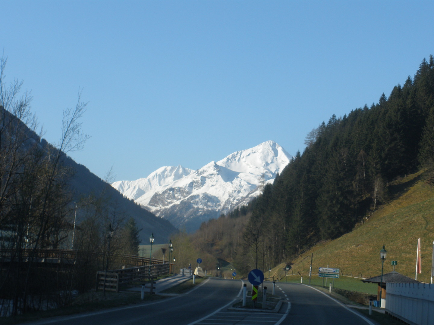 Blick auf den Hohen Sonnblick (links, 3106 m) und den Ritterkopf (3006 m) bei Rauris im April 2011