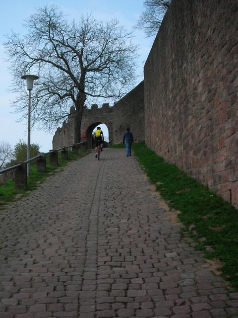 Die steile, gepflasterte Rampe zum äußeren Burgtor.