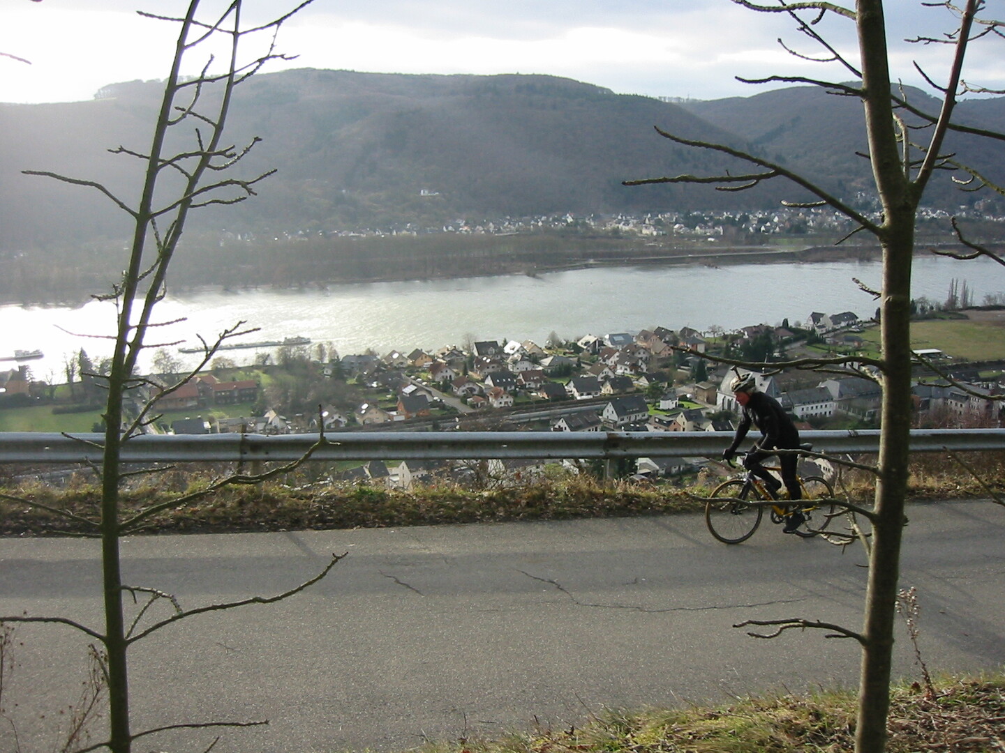 Südwestanfahrt mit Blick über den Rhein in die Eifel