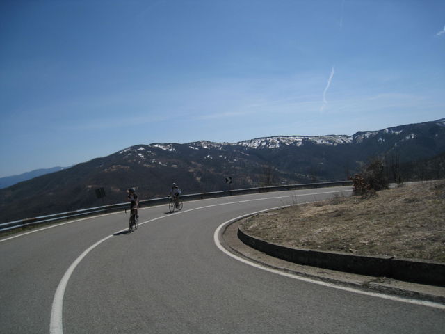 Auffahrt zum Tomarlo auf der Königsetappe beim Saisonauftakt in Ligurien 2011.