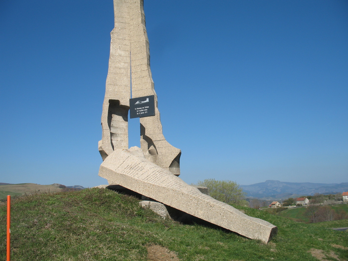 Col de Mezilhac (X) D122 nahe am Hochpunkt: Das Denkmal zum tragischen Flugzeugabsturz.