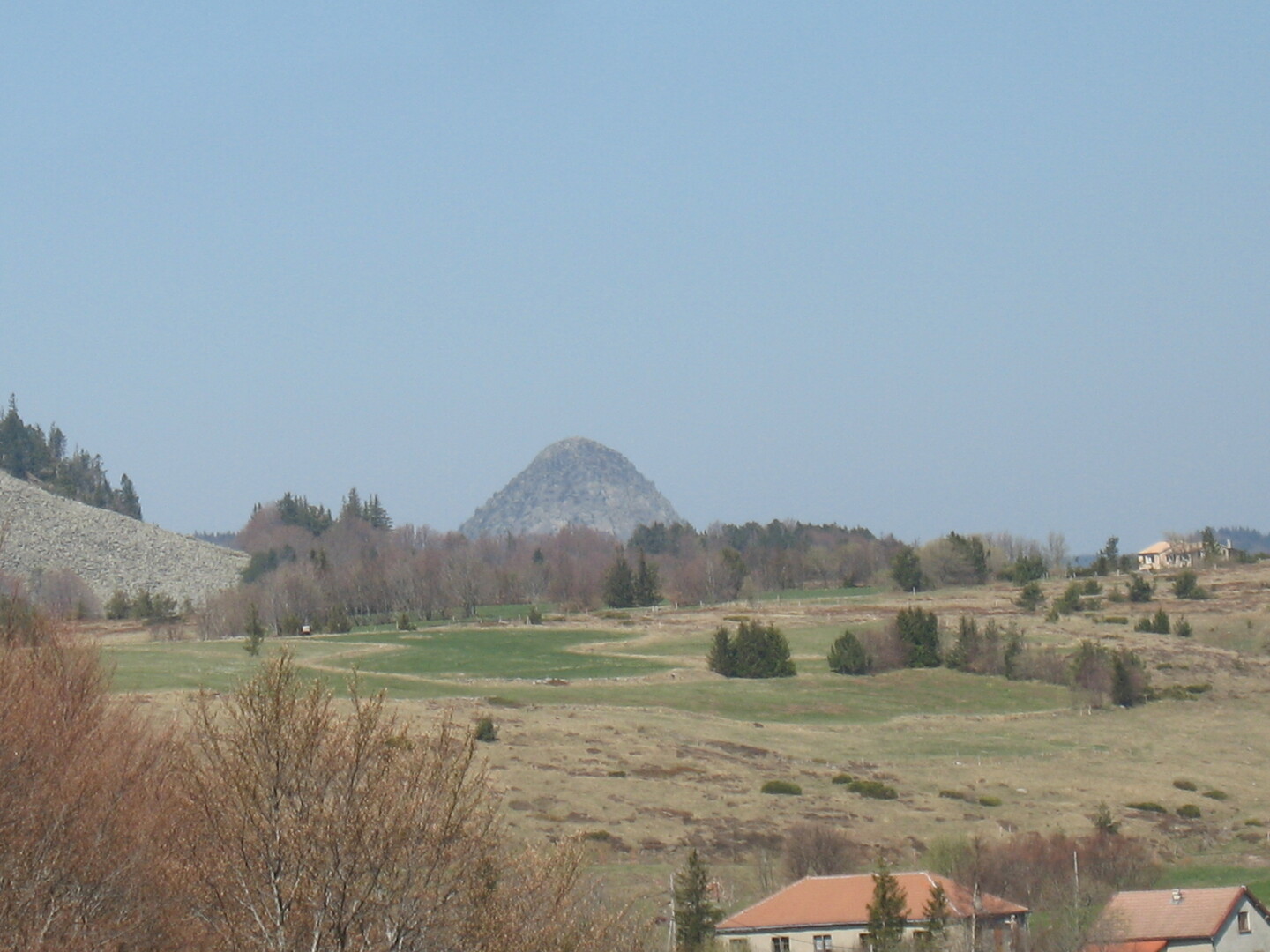 Col du Montivernoux (O) Großaufnahme des Mont Gerbier de Jonc